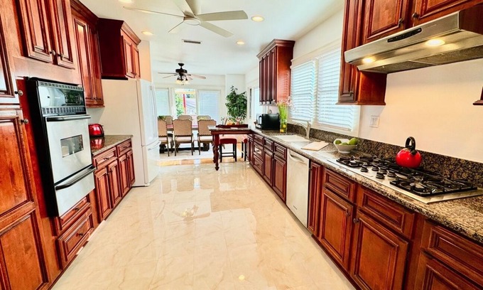 Orange House | Family Retreat/RV Parking/Pickleball OC Red House