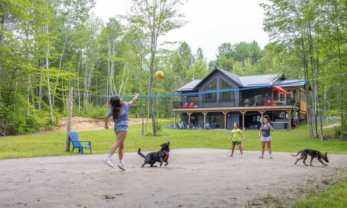 Madawaska Valley House | Family Retreat w/hot tub, game room + Winter fun