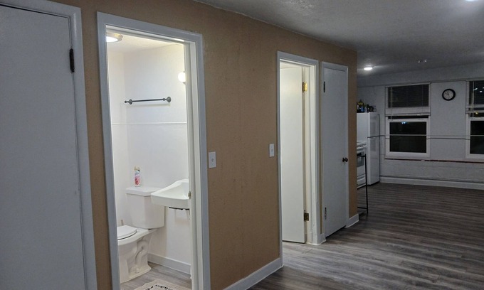 Richfield Apartment | family reunion HQ. 8 beds 2 bathrooms and a hot tub!