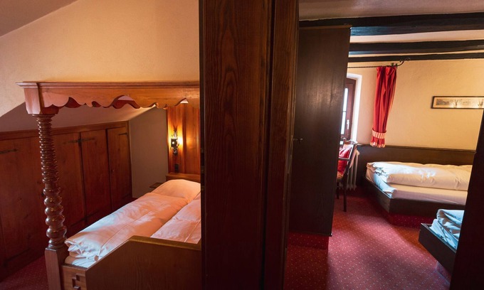 Neckarzimmern House | Family room Tower room with view of the castle courtyard - Hotel-Restaurant Burg Hornberg