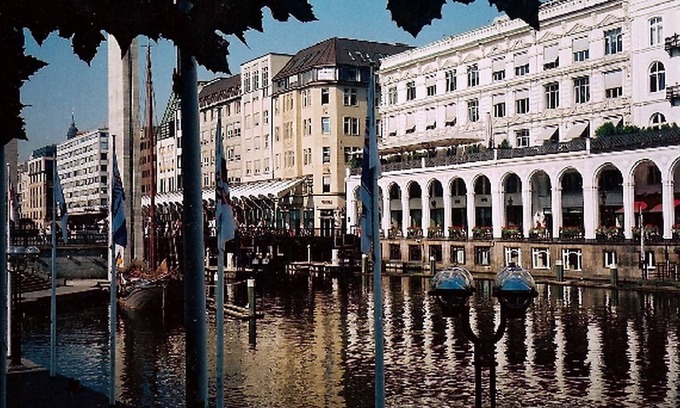 Hamburg City Center Apartment | Family room with full bathroom and WC