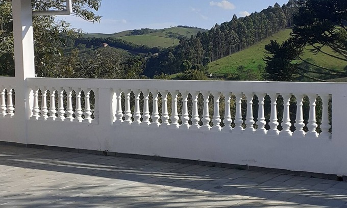 Cunha House | Family room with terrace