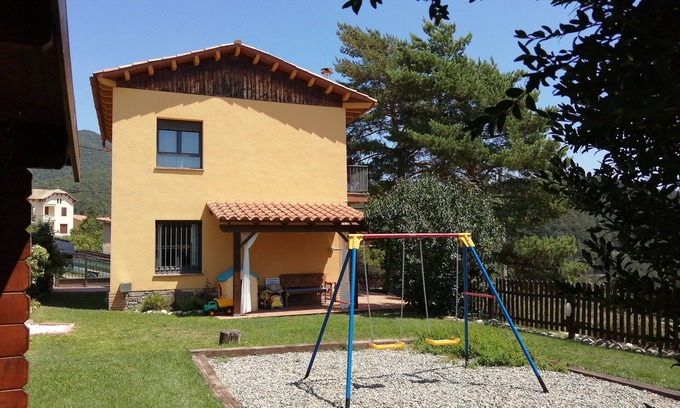 Vilada Cottage | Family Rural Accommodation with garden for 4 or 6 people