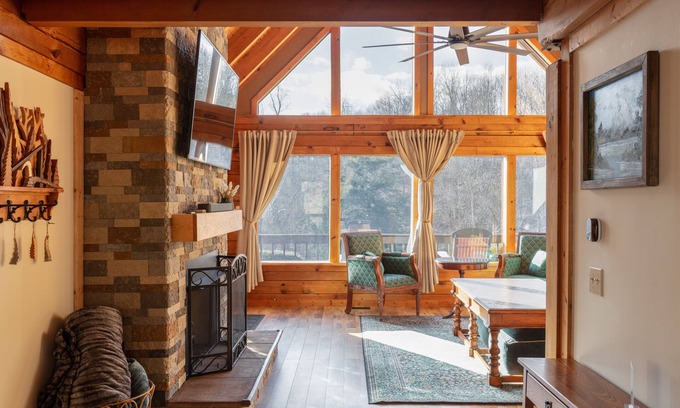 Willow Wood Cabin | Family-size cabin retreat, sleeps 8