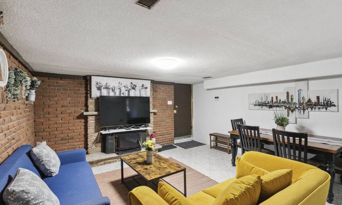 Maple Leaf House | Family sized apartment 20min to Downtown