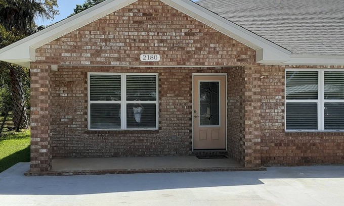 Navarre Apartment | Family-sized Apartment, ten minutes to Navarre Beach.
