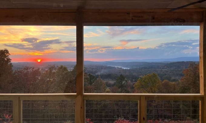 Clarksville Cabin | Family-sized cabin with an amazing view & firepit-