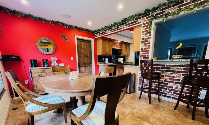 Annapolis House | Family Sized Contemporary in Spacious Neighborhood