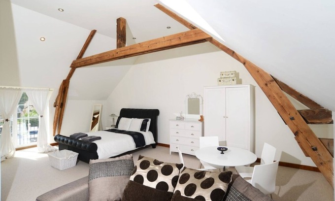 Desertines House | Family sized Holiday Home - 5 big bedrooms | heated pool | games room | no pets