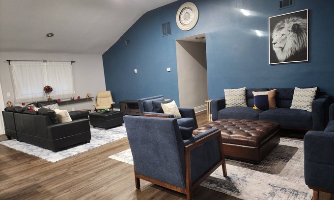 College Park House | Family-sized home. A 5-minute drive from the airport and access to downtown ATL.
