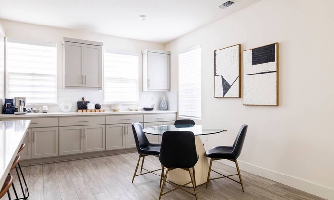 Newark House | Family-sized house with huge kitchen and patio