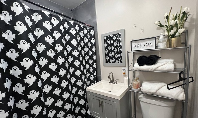 East Orange House | Family sized unit with accessible groceries and free drive way for parking