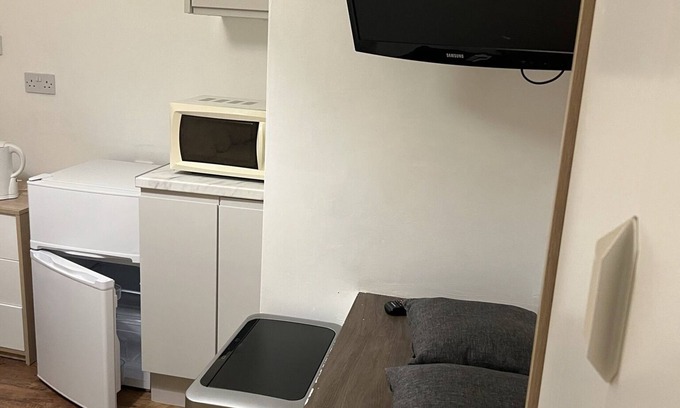 Coventry House | Family sized with game. 5 minutes to coventry city