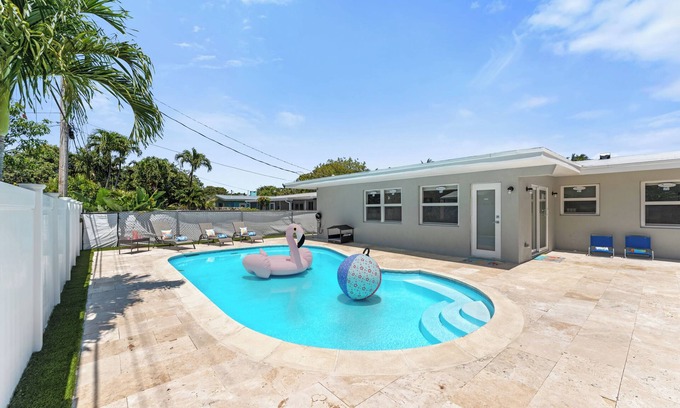 Middle River Terrace House | Family Splash Escape