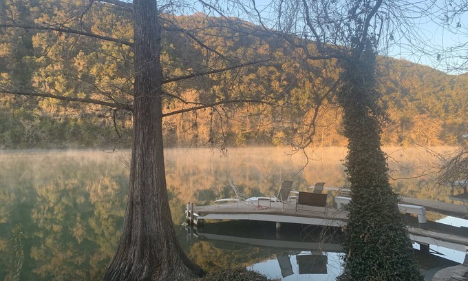 Lake Austin Village House | Family Staycation Paradise -Lake Austin Waterfront:Volleyball, Kayaks, Hiking
