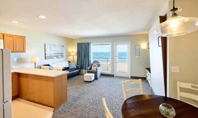 Logsden Condo | Family suite-oceanfront, kitchen, central location