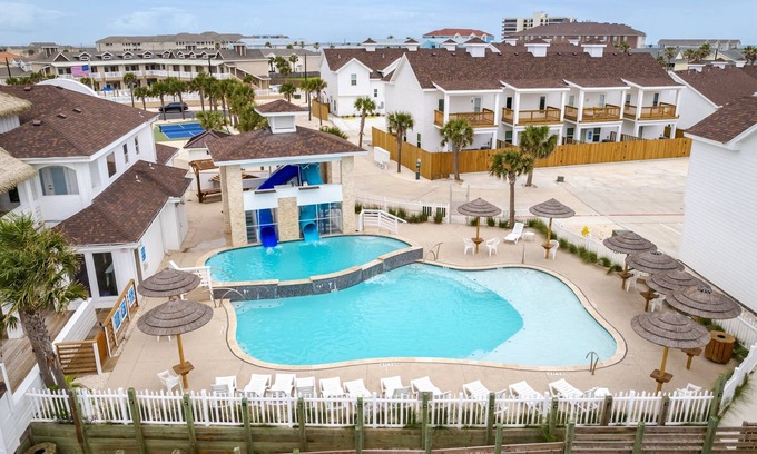 Corpus Christi House | Family Summer Spot! @ The Crab Shack, Close Walk To Beach! Pool! Sunset Deck!
