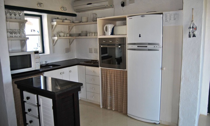Struisbaai House | Family Tides cottage, sleeping up to 12 people situated in Langezandt