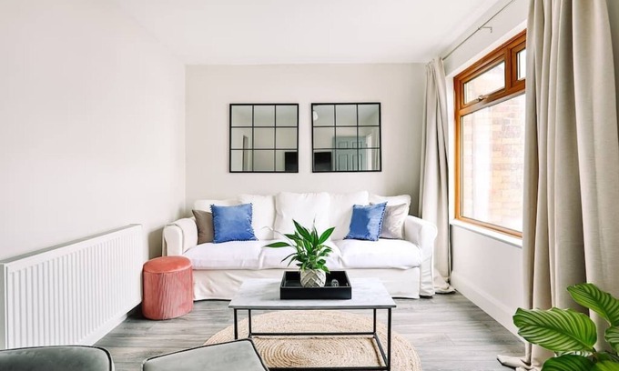 Cathedral Quarter House | FAMILY TOWN HOUSE (with garden & parking)