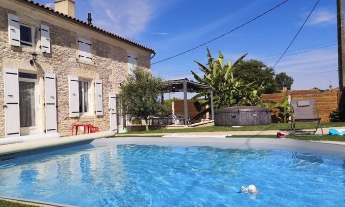 Saint-Coutant-le-Grand Villa | Family villa with swimming pool and Jaccuzi near the beach