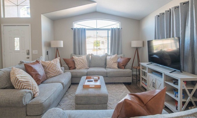 Peoria House | Family Vaca Ready! Sleeps9|Heated Pool|Patio&Shops