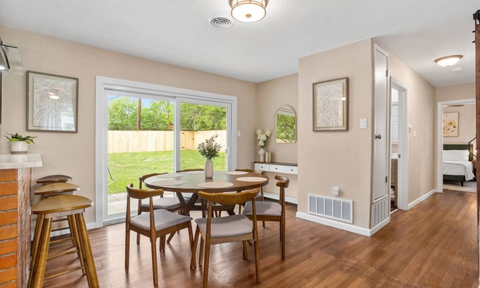 Shearer Hills - Ridgeview House | Family Vacation 3-bedroom home 6 min from Airport with WiFi, AC