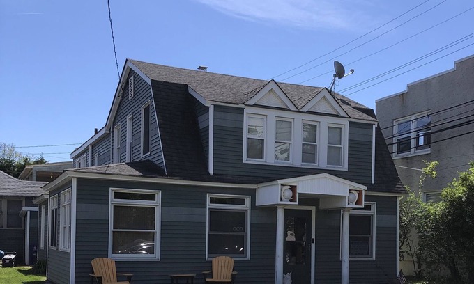 Wall House | Family vacation spot! 4 BR home, 1 block to beach w/2 car parking in driveway
