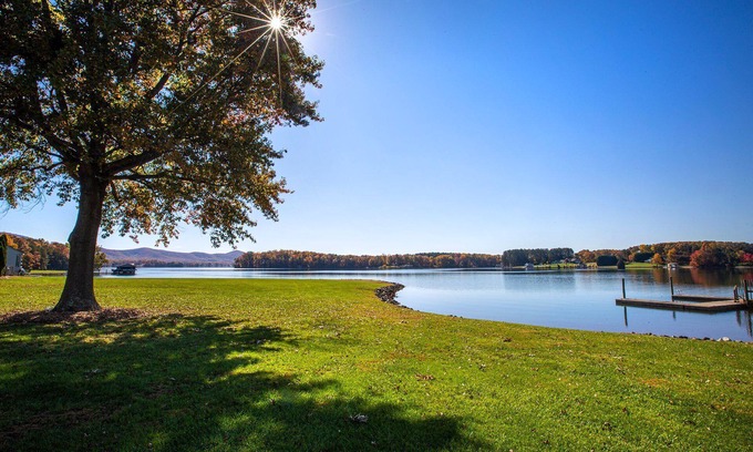 North Shore Cottage | Family Vacation Station - No Wake Lakefront Retreat on Smith Mountain Lake