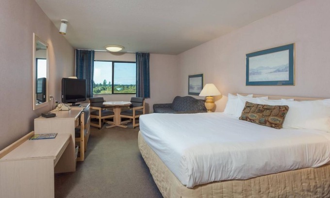 Warrenton House | Family Vacay! Comfy Unit, Pool, Sauna and Gym