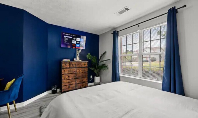 Lithonia House | Family Veranda Suite +Affordable