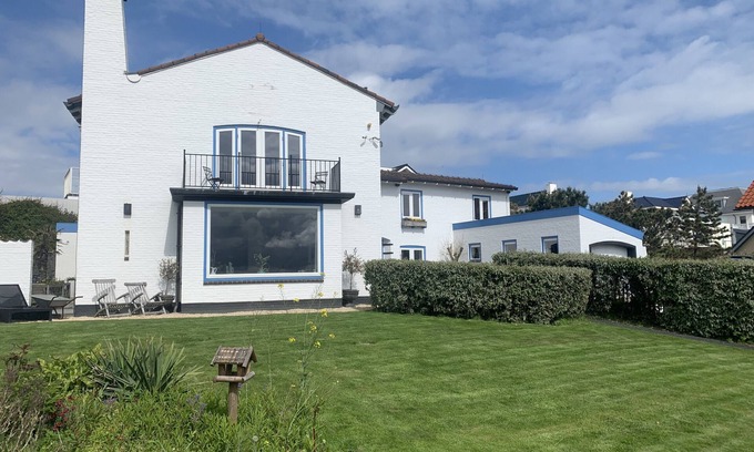 Municipality of Zandvoort Villa | Family villa behind the Beach. For 3 couples over 30 years old.