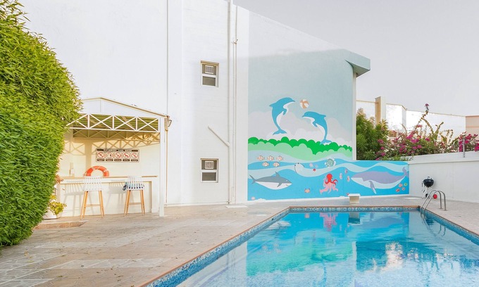 Umm Suqeim 1 Villa | Family villa w/swimming pool, garden oasis, games room, bikes