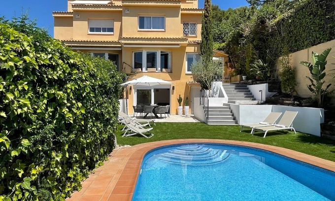 Vallpineda Villa | Family Villa With Swimming Pool For Up To 4 People (2 Children Minimum)