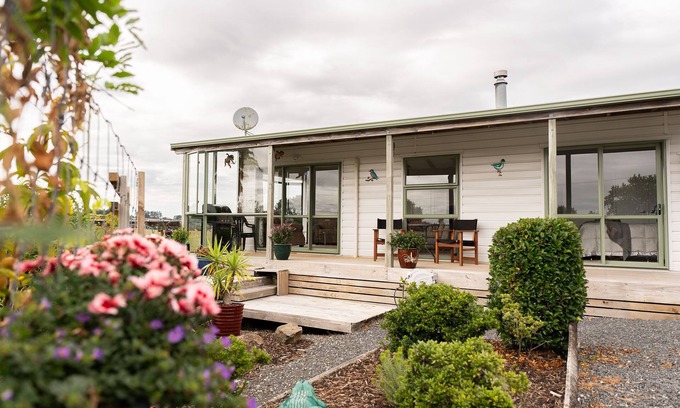Whatawhata Cottage | Fantail Cottage - 35mins to Raglan &15 mins to shopping centre.nFarm outlook