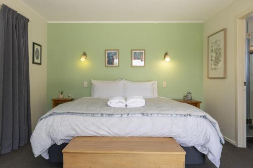 Waipahihi House | Fantail Retreat, Family 4BR Near Lake and Gardens