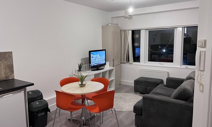 Stanwell Apartment | Fantastic 1-Bedroom Flat