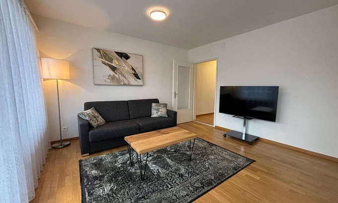 Hirslanden Apartment | Fantastic 1BR flat in the city center (Sky11)