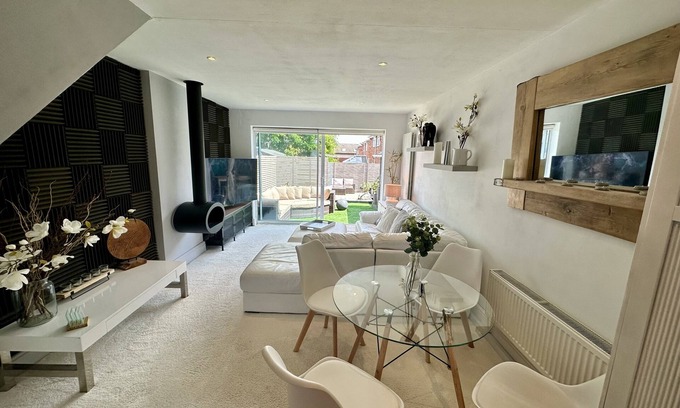 Royal Leamington Spa House | Fantastic 2-Bed House with Parking-Hosted by Hutch