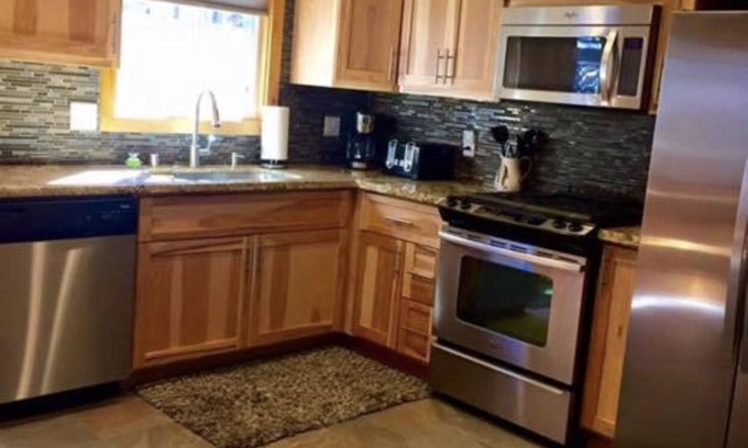 Al Tahoe Cabin | Fantastic 3-bedroom cabin with WiFi in South Lake Tahoe