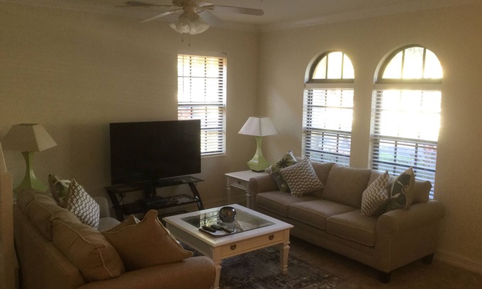 Ole House | Fantastic 3 Bed Olé home with Rialto Street location.