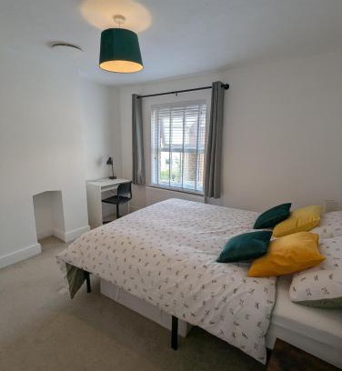 Crawley City Centre Apartment | Fantastic 3-Bedroom House in Crawley - Near Gatwick