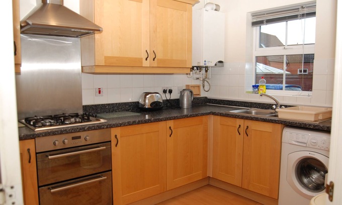West Bromwich House | Fantastic 4 bed house with 3 bathrooms in pleasant location