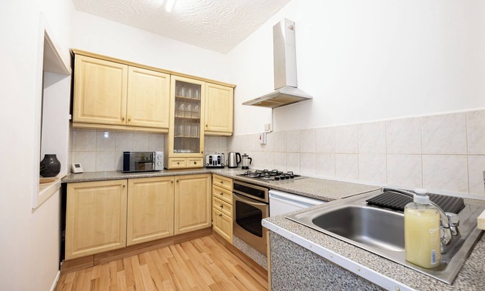 Manchester House | Fantastic 4-bed home with WiFi - Sleeps up to 8. Easy access to city centre.