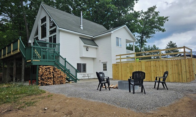 Roscommon County Ski Chalet | Fantastic 4 bedroom chalet sleeps 10 close to trails and Higgins lake