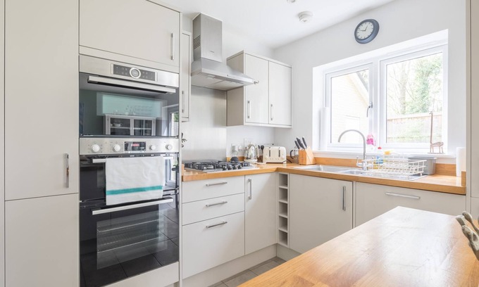 Duxford House | Fantastic 4Bed Detached Home - Idyllic Village