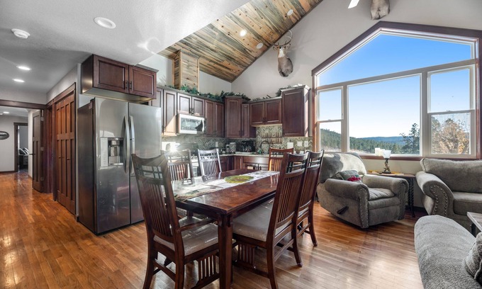 Nemo House | Fantastic and secluded house with two lofts, balcony, & swing set - near hiking