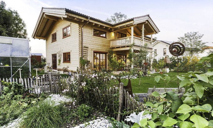 Wielenbach Apartment | Fantastic apartment in a log cabin in front of the mountains