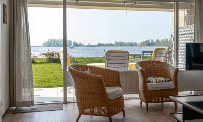 Heeg Apartment | Fantastic apartment, with a large garden. on the water, brilliant view,