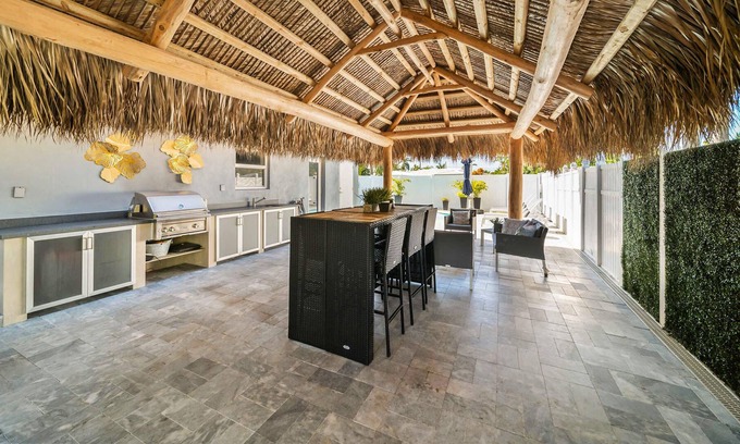 Coral Heights House | Fantastic Backyard Lounge & Pool, Fast WiFi, 3 TVs