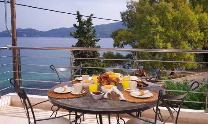 Karavomylos Apartment | Fantastic beachfront apartments in Karavomylos, Kefalonia, Chloe Apartment